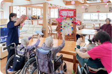 笑顔の利用者の方と職員