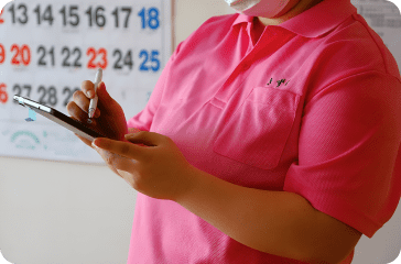 タブレットを持って仕事をしているスタッフ