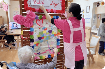 利用者の方とスタッフが共に飾り付けをしている様子