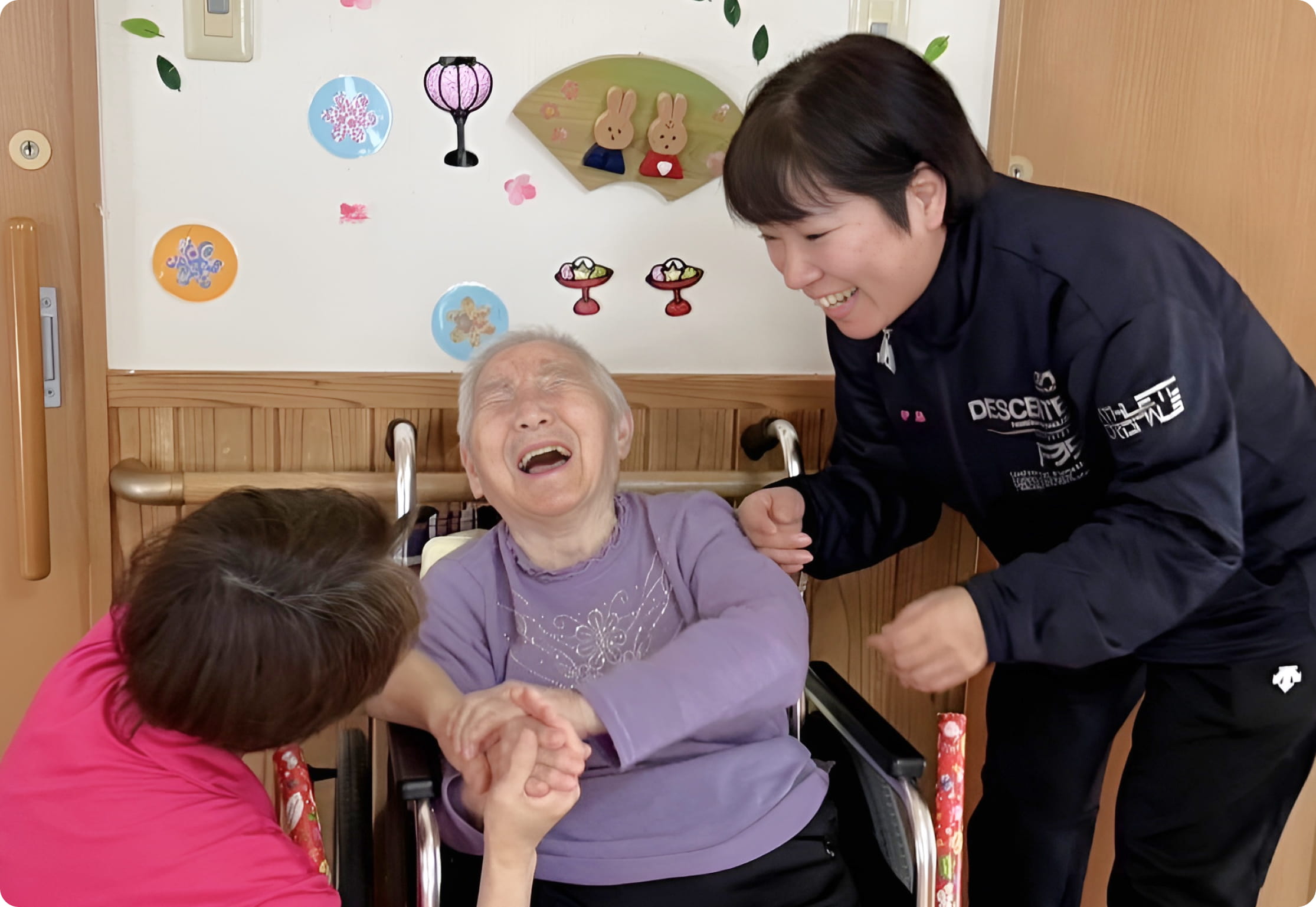 利用者と職員が笑い合っている画像